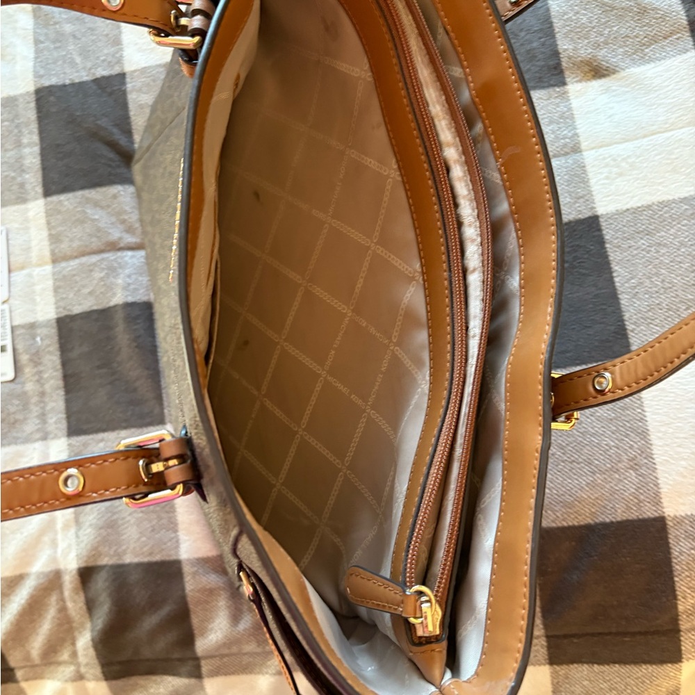 Michael Kors purse like new - Picture 2 of 9